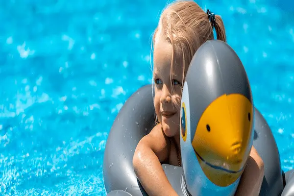enfant camping piscine Anduze